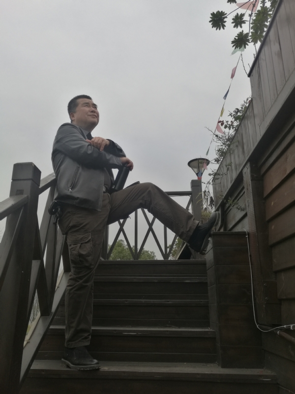 孤单背影的第一张照片--海峡交友网