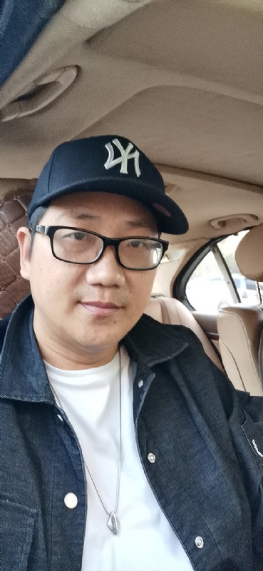 拥抱幸福的第一张照片--海峡交友网