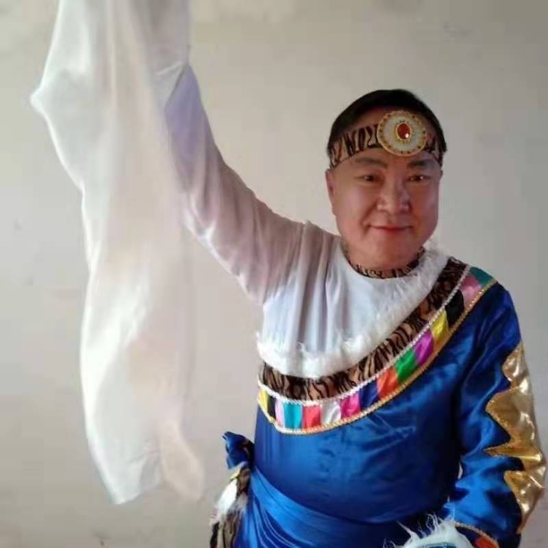 走在冷风中的第一张照片--海峡交友网