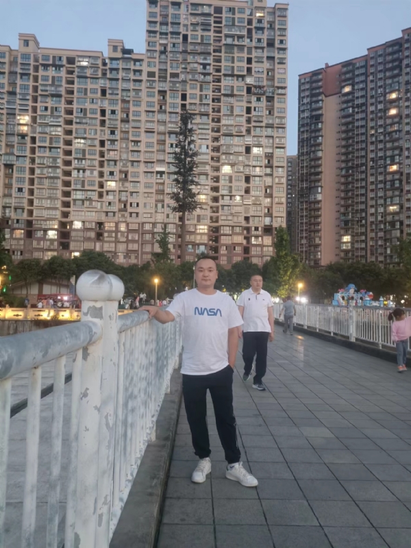 寂寞的男人的第一张照片--海峡交友网